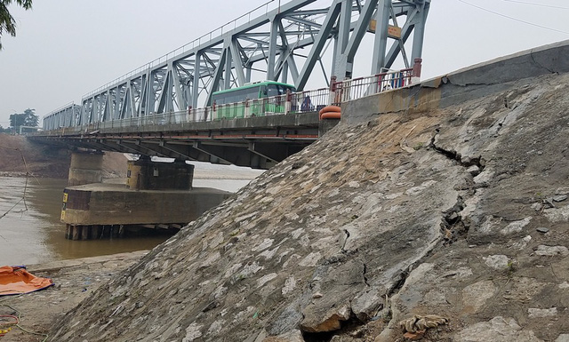 
Theo ông Tại Quang Sơn, trưởng phòng KTAT - Công ty CP Đường sắt Hà Hải, hiện tượng sụt lún bờ kè, nứt mố cầu bắt đầu xuất hiện từ đầu tháng 10.
